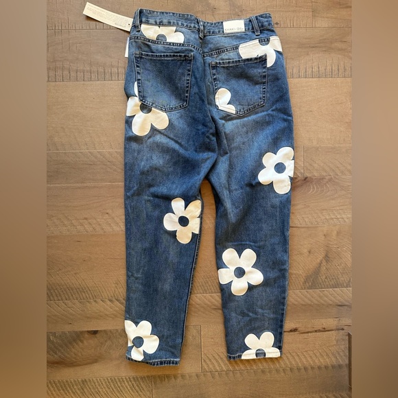 NWT ADORABLE & FUN FLOWER PRINT JEANS - Picture 3 of 6